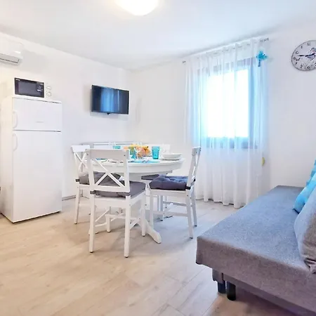 Komfortable In Ruhigem Dorf Appartamento Umago